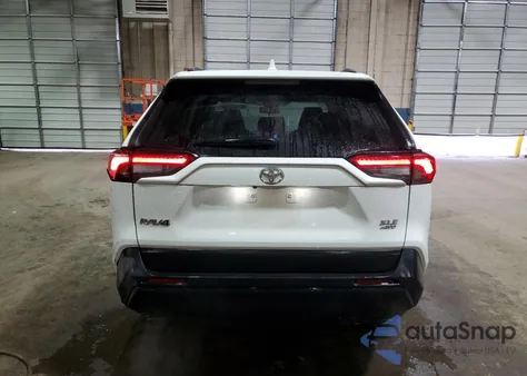 2021 Toyota Rav4 Xle z USA, uszkodzony, nr VIN 2T3P1RFV4MC246717